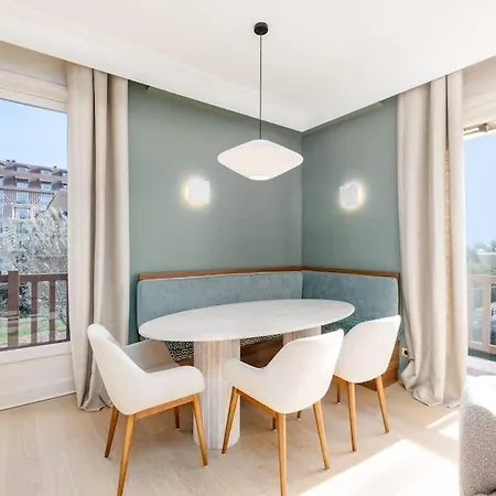 Luxury Sea View 3br-2ba With Services In Apartment Deauville