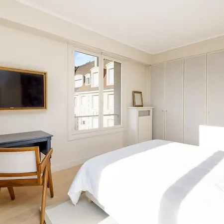 Luxury Sea View 3br-2ba With Services In Deauville